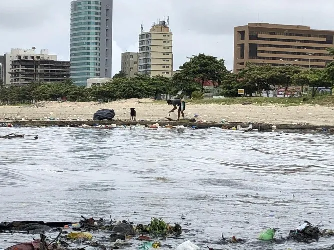 Após chuvas, lixo se acumula na Praia da Avenida