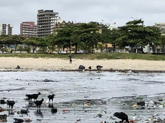 Após chuvas, lixo se acumula na Praia da Avenida