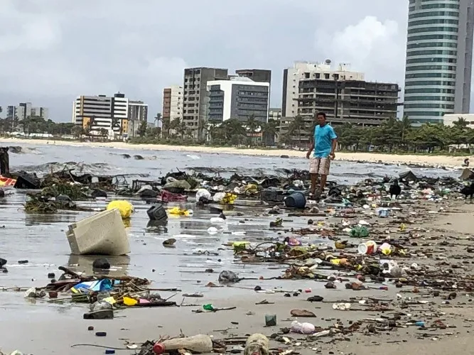 Após chuvas, lixo se acumula na Praia da Avenida