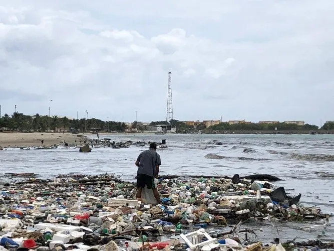 Após chuvas, lixo se acumula na Praia da Avenida