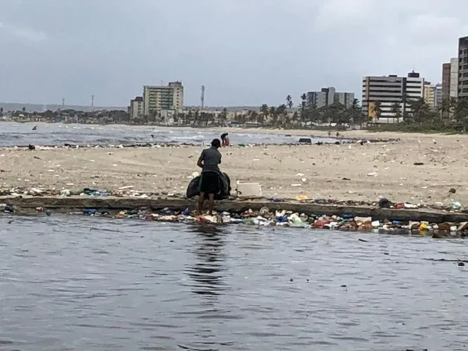 Após chuvas, lixo se acumula na Praia da Avenida