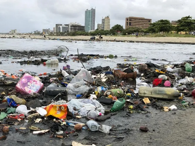 Após chuvas, lixo se acumula na Praia da Avenida