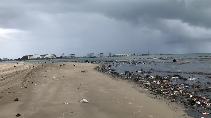 Após chuvas, lixo se acumula na Praia da Avenida