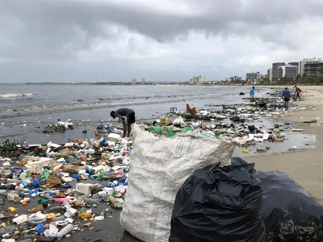 Após chuvas, lixo se acumula na Praia da Avenida