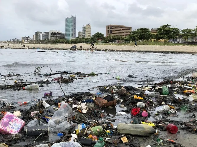 Após chuvas, lixo se acumula na Praia da Avenida