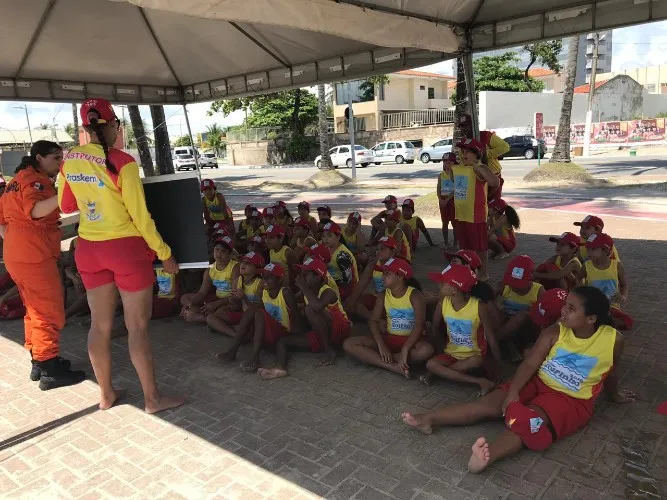 Crianças aprendem sobre cidadania, prevenção de acidentes, educação no trânsito, prática de atividad