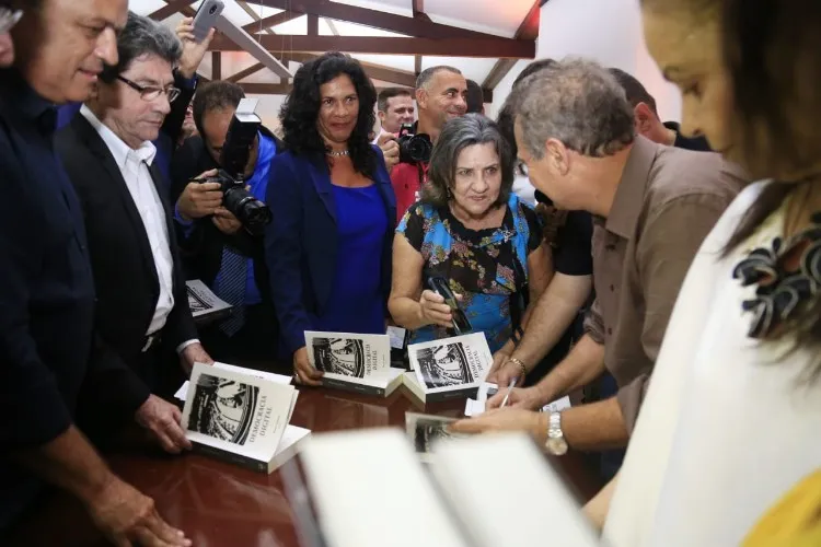 Renan Calheiros lança o livro &#39;Democracia Digital&#39; em evento em Maceió