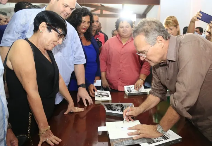 Renan Calheiros lança o livro &#39;Democracia Digital&#39; em evento em Maceió