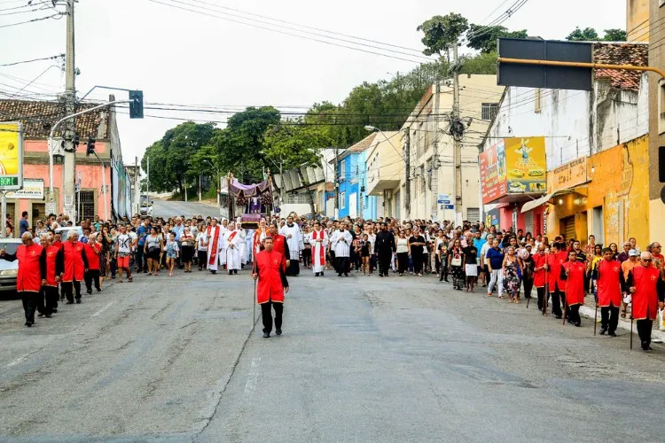 Procissão leva multidão de fiéis ao centro de Maceió