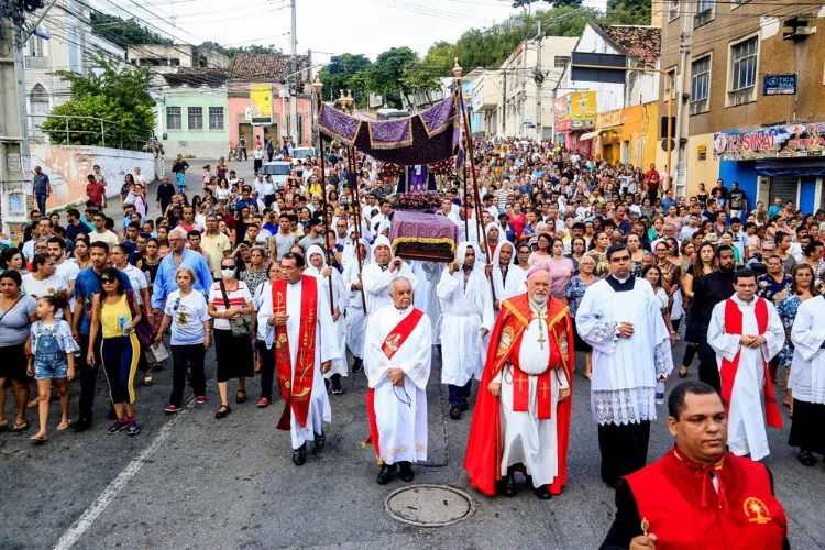 Procissão leva multidão de fiéis ao centro de Maceió