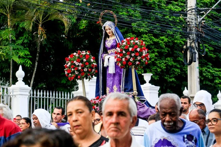Procissão leva multidão de fiéis ao centro de Maceió