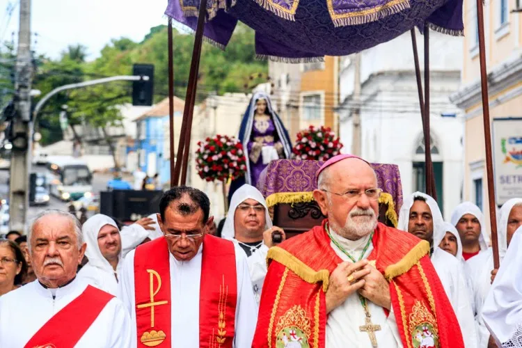 Procissão leva multidão de fiéis ao centro de Maceió