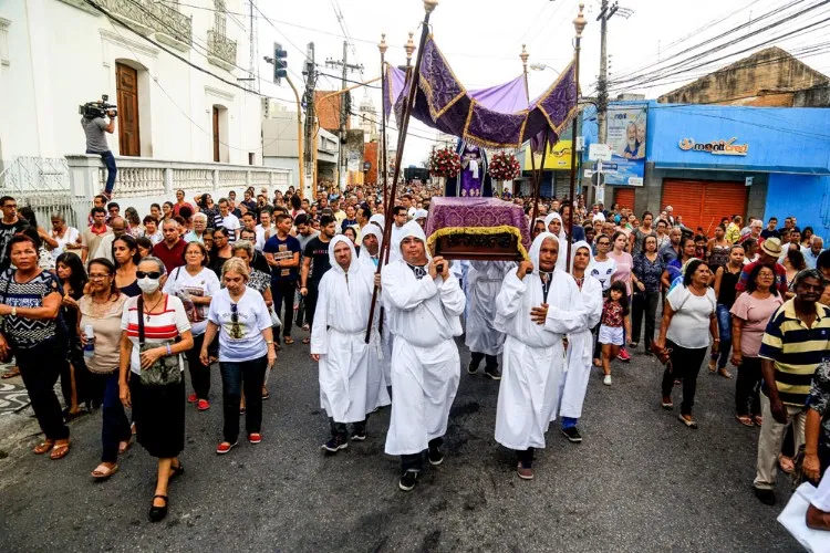 Procissão leva multidão de fiéis ao centro de Maceió