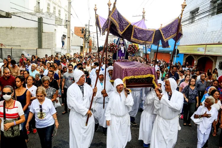 Procissão leva multidão de fiéis ao centro de Maceió