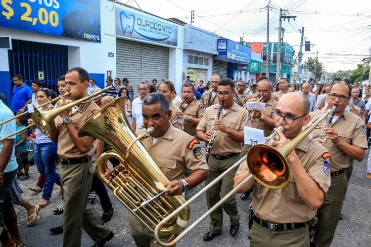 Procissão leva multidão de fiéis ao centro de Maceió