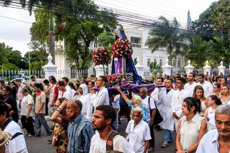 Procissão leva multidão de fiéis ao centro de Maceió