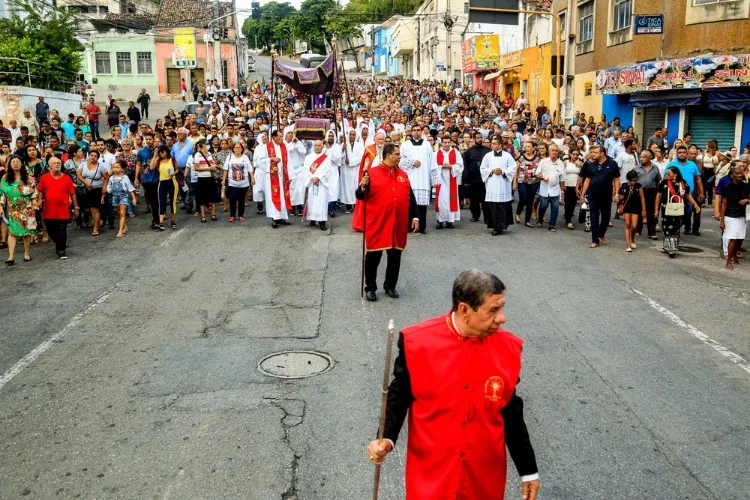 Procissão leva multidão de fiéis ao centro de Maceió