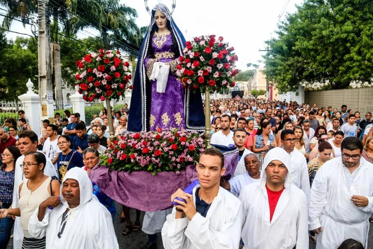 Procissão leva multidão de fiéis ao centro de Maceió