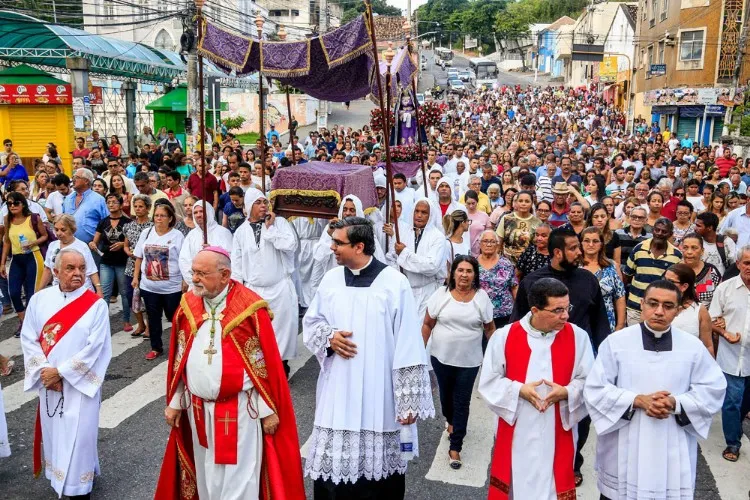 Procissão leva multidão de fiéis ao centro de Maceió