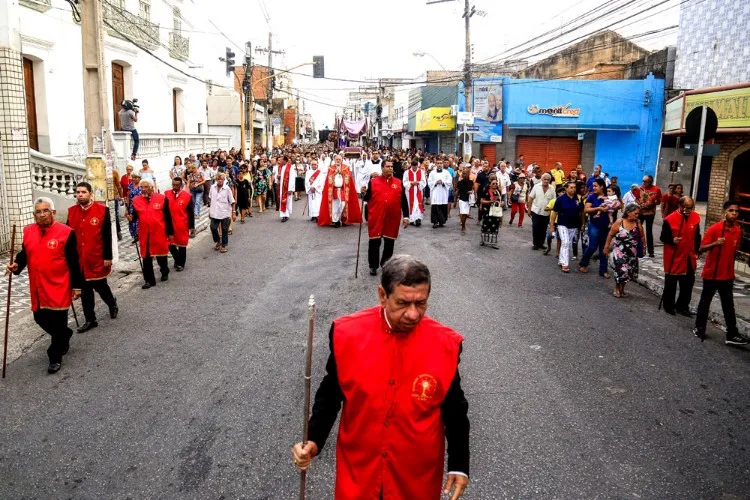 Procissão leva multidão de fiéis ao centro de Maceió