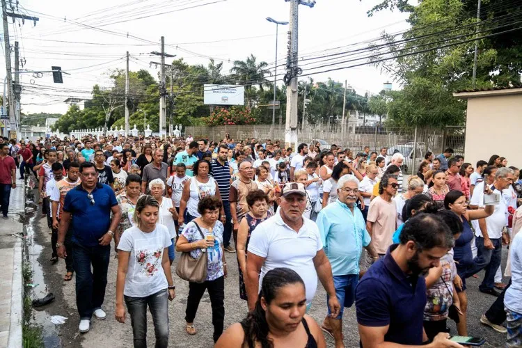 Procissão leva multidão de fiéis ao centro de Maceió