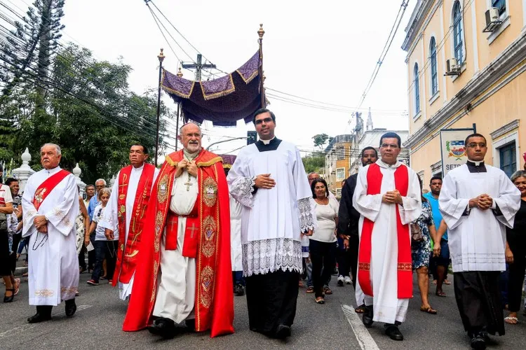 Procissão leva multidão de fiéis ao centro de Maceió
