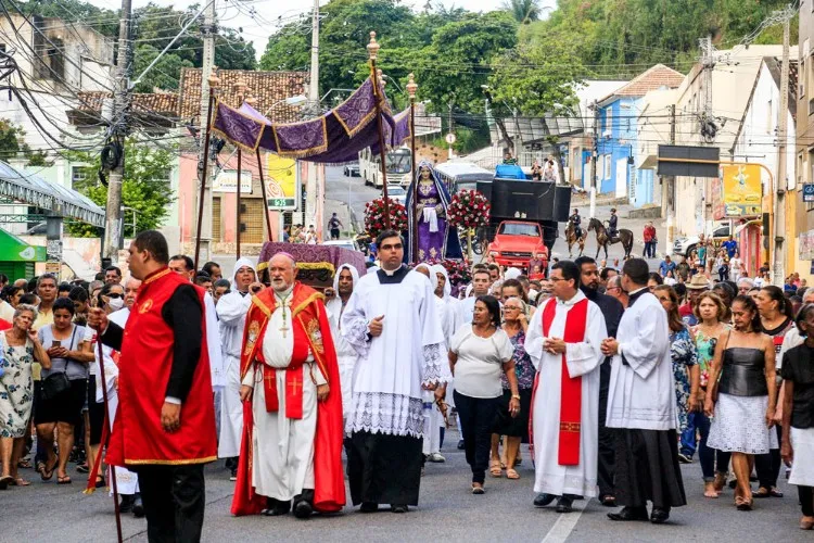 Procissão leva multidão de fiéis ao centro de Maceió