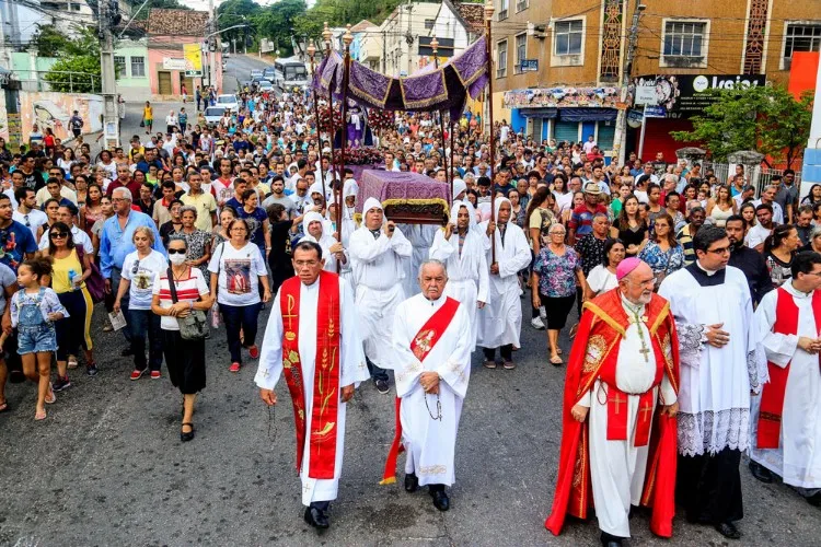 Procissão leva multidão de fiéis ao centro de Maceió