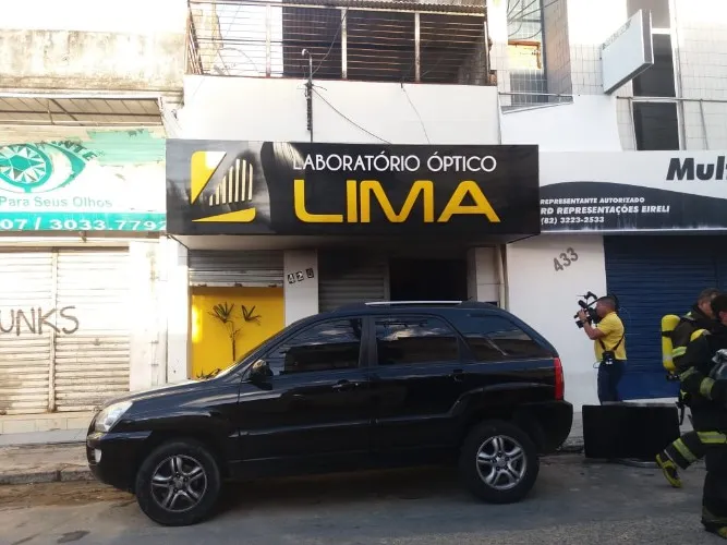 Incêndio destrói laboratório óptico no Centro da cidade