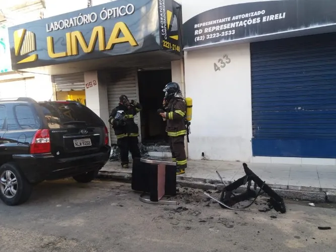 Incêndio destrói laboratório óptico no Centro da cidade