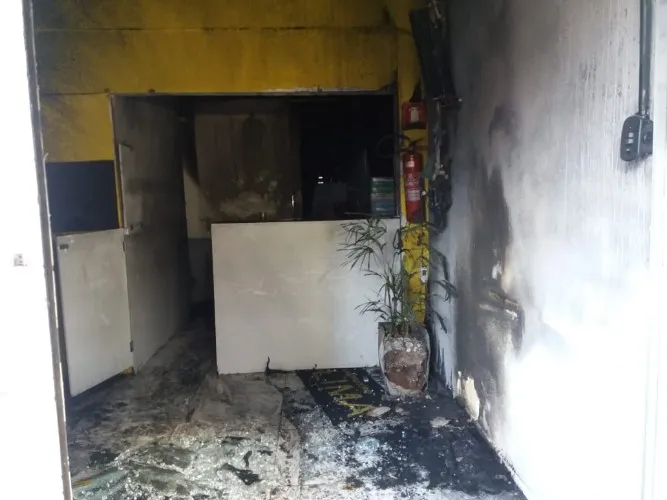 Incêndio destrói laboratório óptico no Centro da cidade