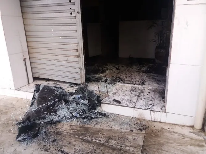 Incêndio destrói laboratório óptico no Centro da cidade
