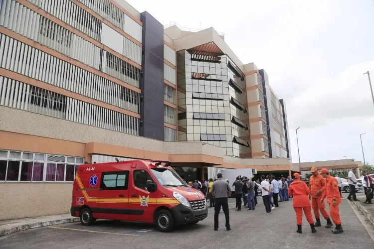 Moradores, imprensa e grupos solidários ao bairro do Pinheiro se reuniram para a divulgação do laudo