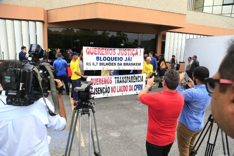 Moradores, imprensa e grupos solidários ao bairro do Pinheiro se reuniram para a divulgação do laudo