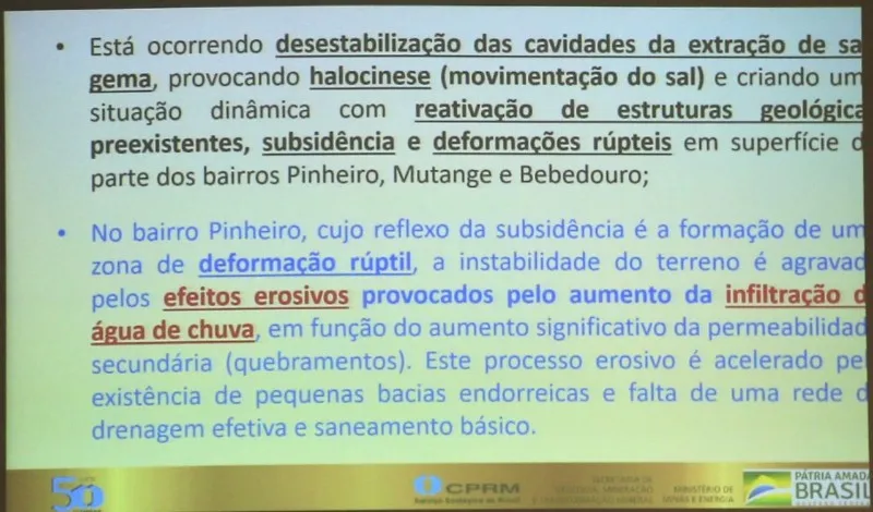 Moradores, imprensa e grupos solidários ao bairro do Pinheiro se reuniram para a divulgação do laudo
