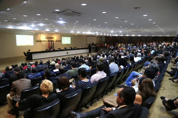 Moradores, imprensa e grupos solidários ao bairro do Pinheiro se reuniram para a divulgação do laudo