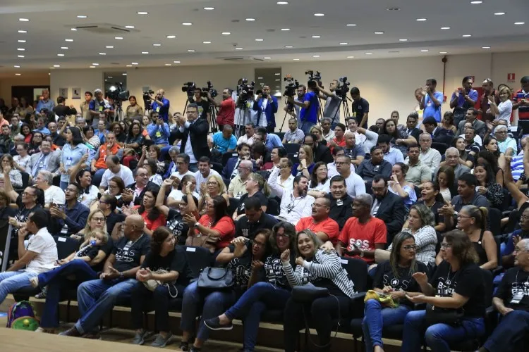 Moradores, imprensa e grupos solidários ao bairro do Pinheiro se reuniram para a divulgação do laudo