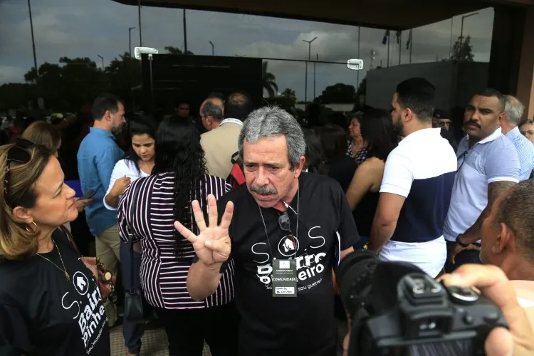 Moradores, imprensa e grupos solidários ao bairro do Pinheiro se reuniram para a divulgação do laudo