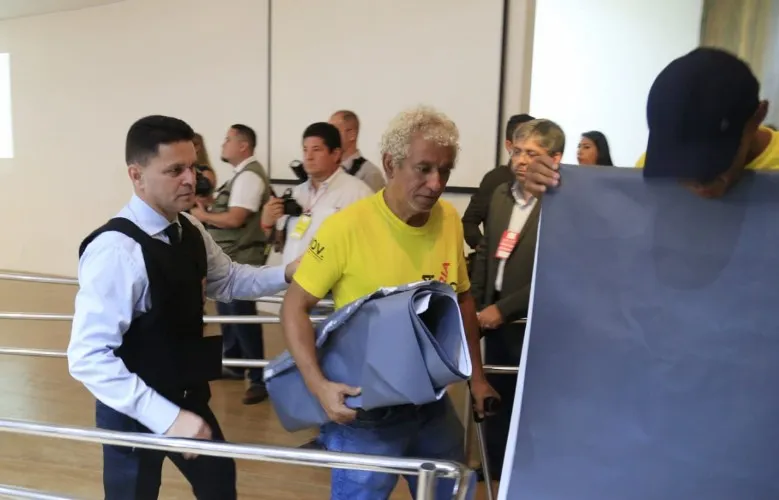 Moradores, imprensa e grupos solidários ao bairro do Pinheiro se reuniram para a divulgação do laudo