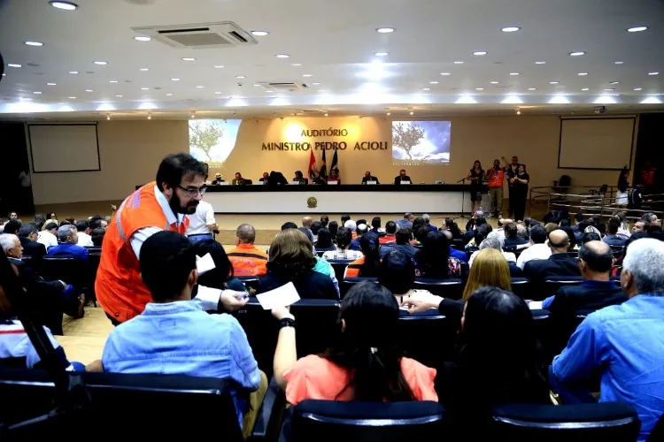Moradores, imprensa e grupos solidários ao bairro do Pinheiro se reuniram para a divulgação do laudo
