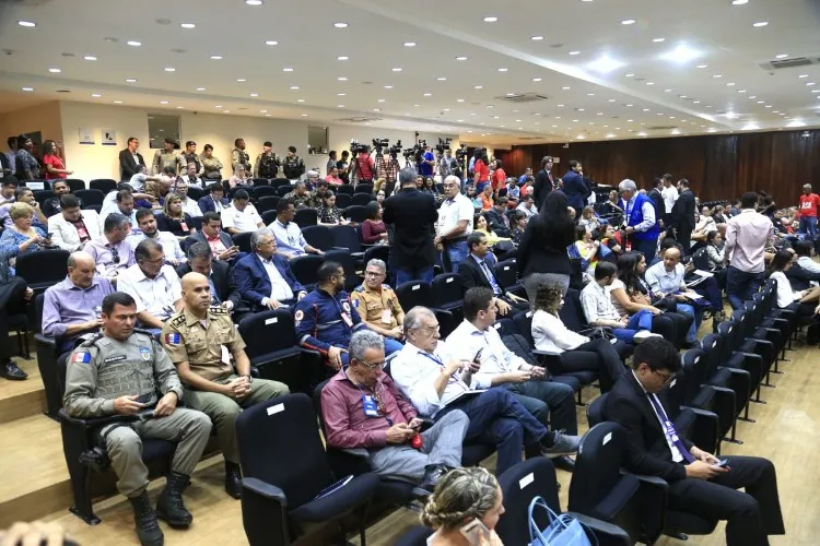 Moradores, imprensa e grupos solidários ao bairro do Pinheiro se reuniram para a divulgação do laudo