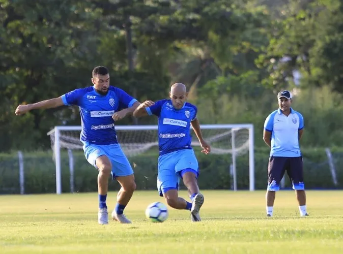 Luciano Castan e Carlinhos dividem bola em treinamento