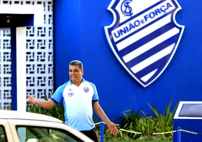 Professor Marcelo Cabo cumprimenta os colegas