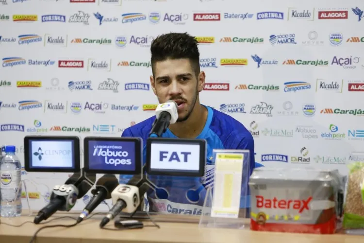 Victor Paraíba, destaque da base azulina, concede entrevista coletiva