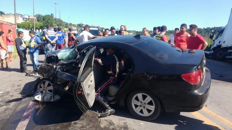 Carro de passeio e caminhão baú colidiram na BR 101 em São Miguel dos Campos