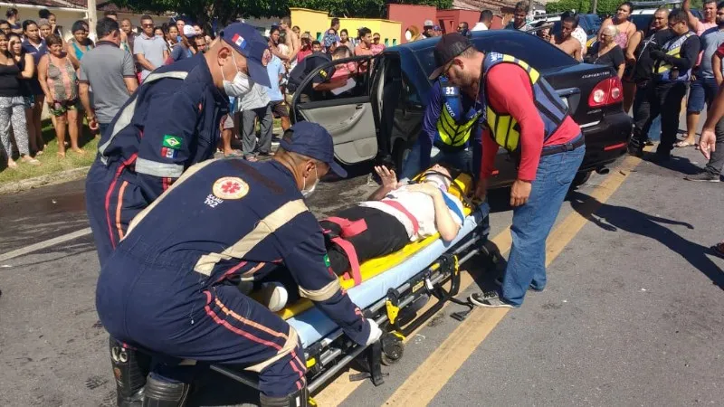 Carro de passeio e caminhão baú colidiram na BR 101 em São Miguel dos Campos