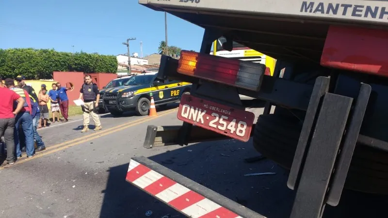 Carro de passeio e caminhão baú colidiram na BR 101 em São Miguel dos Campos