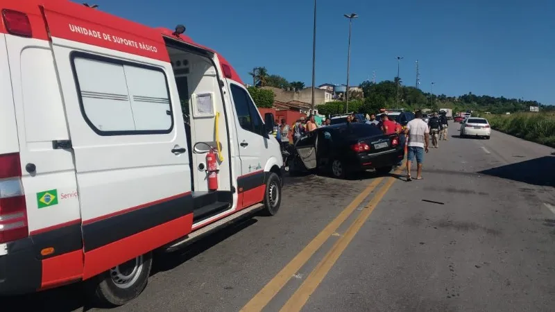 Carro de passeio e caminhão baú colidiram na BR 101 em São Miguel dos Campos