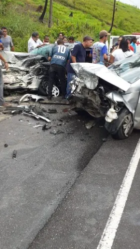 Carro de passeio e táxi ficaram destruídos 