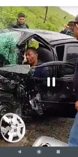 Carro de passeio e táxi ficaram destruídos 